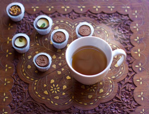 Cup of tea and chocolate candies - image #347957 gratis