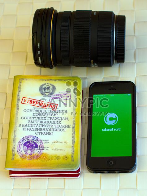 Camera lens, smartphone and books - image gratuit #348017 
