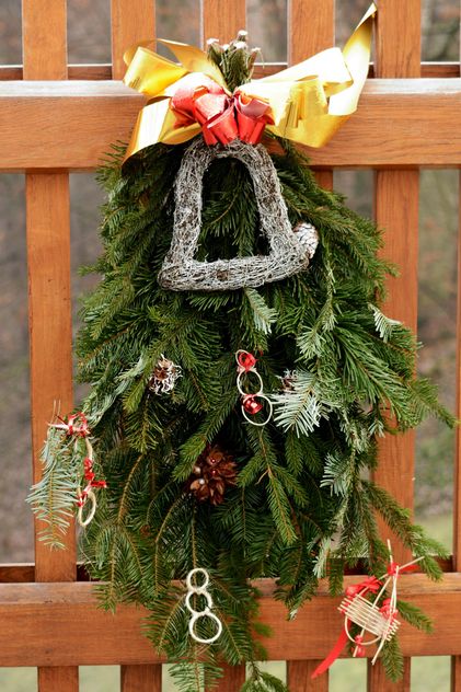 Christmas decoration on wooden fence - image #348437 gratis