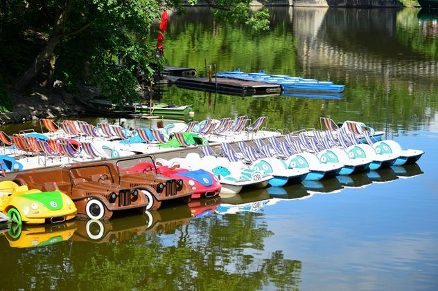 Catamarans in shape of cars on lake - бесплатный image #348597