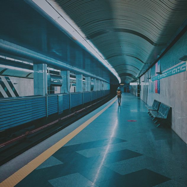 Alone passenger at subway station - бесплатный image #363687