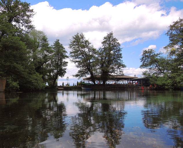 Macedonia (Struga-St Naum Springs) Cafe with beautiful reflections of trees - Kostenloses image #376417