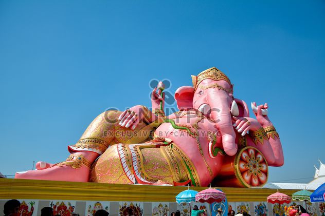 Big Pink statue of Hindu god Ganesh - image #380497 gratis