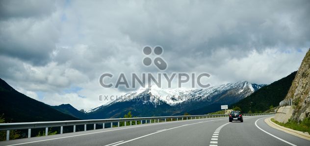 Car on road in mountains - image #449597 gratis