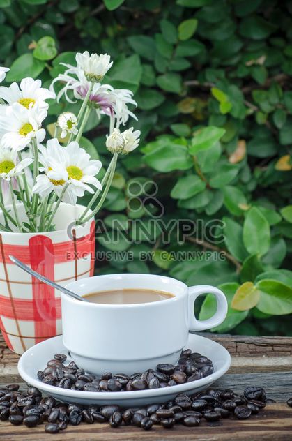 Coffee beans, cup of coffee and flowers - image gratuit #452397 