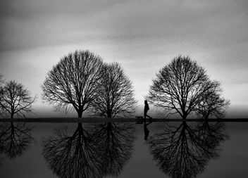 By becoming a mirror of the ever-changing sky, bodies of water imply freedom. Nothing more ephemeral than these reflections - image gratuit #459677 
