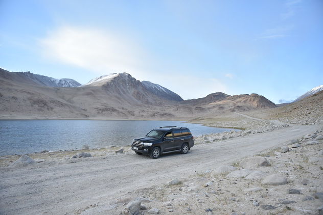 Toyota Land Cruiser 200 at Pamir Highway, Tajikistan, GBAO - image #463637 gratis