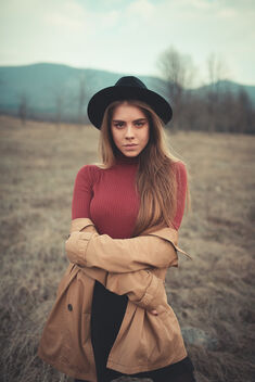 A beautiful girl in the meadow. - image #473777 gratis