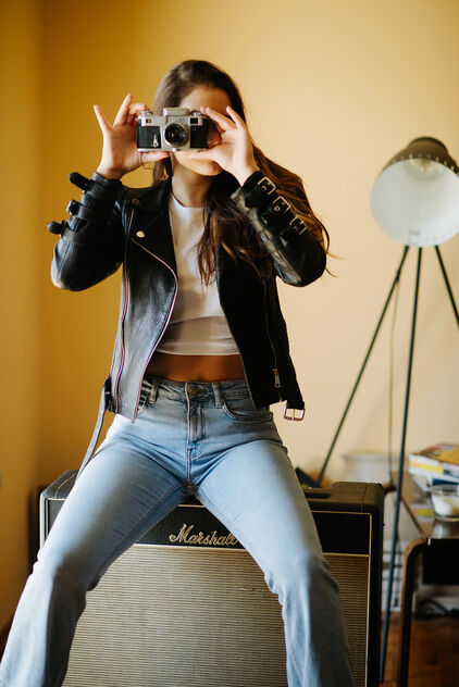 Hipster girl is taking pictures with an old camera. - бесплатный image #478937