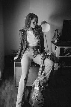 B&W photo of rock girl. Sitting on Marshall amplifier with Gibson Les Paul guitar. - image #480347 gratis